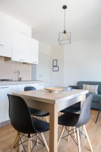 a dining room table and chairs in a kitchen at Regina e Oriente in Baveno