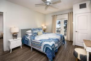 a bedroom with a bed and a ceiling fan at Hotel Pass Christian in Pass Christian