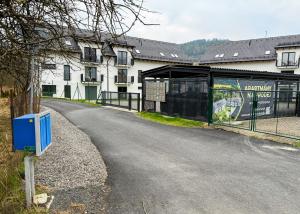 an empty road in front of a building at Pobyt na Mlýně in Červená Voda