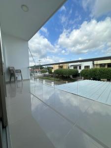 a balcony with a view of a building at Apartamento completo cerca del centro in Montería