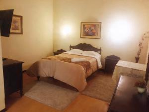 a bedroom with a bed with two towels on it at Casona Kolivri in Arequipa
