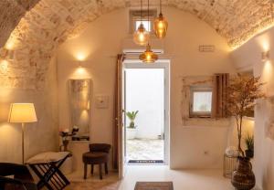 a hallway with an archway and a door to a room at CASA FLAMÌ 2 in Ostuni