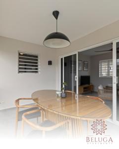 a dining room with a table and chairs at Beluga Apartments Curacao - nabij Willemstad & Mambo Beach in Willemstad