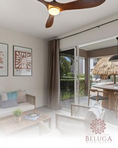 a living room with a ceiling fan at Beluga Apartments Curacao - nabij Willemstad & Mambo Beach in Willemstad +33 photos