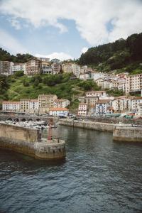 a body of water with a city in the background at Apartamento luminoso y espacioso en Urdaibai in Elanchove