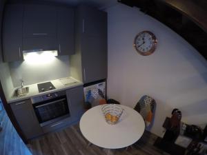 Кухня или мини-кухня в Duplex Apartment Busteni
