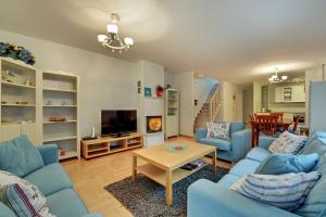 ソポトにあるGrand Apartments - Helskaのリビングルーム(青いソファ、テーブル付)