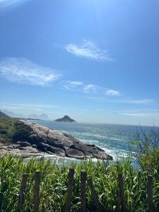 a view of the ocean from a fence at Do mar ao Lar in Rio de Janeiro