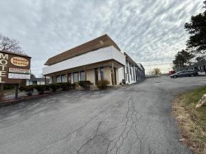 an empty street in front of a building at Monte Mario Motel & Efficiency in Latham
