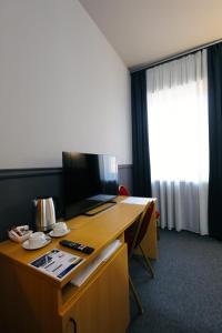 a room with a desk with a computer on it at Gartner Hotel in Budapest