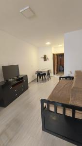 a bedroom with a bed and a flat screen tv at Refúgio perfeito em Itatiba in Itatiba