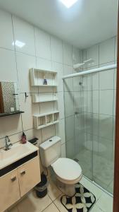 a bathroom with a toilet and a glass shower at Refúgio perfeito em Itatiba in Itatiba +22 photos