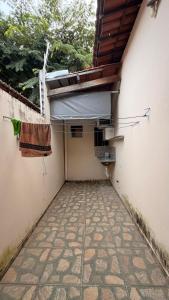 a patio with a towel hanging on a wall at Casa Espaçosa e Aconchegante com 4 camas, 3 quartos in Juazeiro do Norte