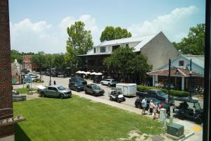 a group of cars parked in front of a building at Hotel Mojo in Ocean Springs