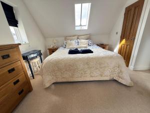 a bedroom with a bed with a white bedspread at Silsoe B&B Master Suite in Silsoe