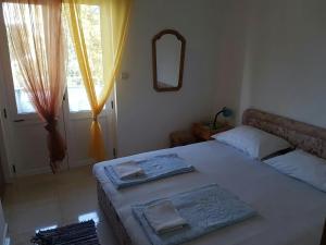 een slaapkamer met een bed met twee handdoeken erop bij Brig Apartments in Živogošće