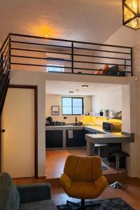 ein Wohnzimmer mit Küche und Galerie in der Unterkunft Tiny Room Historic Center in Hermosillo