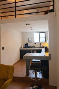 eine Küche mit Spüle und Arbeitsplatte in der Unterkunft Tiny Room Historic Center in Hermosillo + 15 Fotos