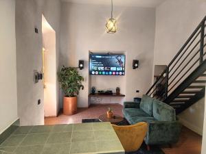ein Wohnzimmer mit Sofa und Fernseher in der Unterkunft Tiny Room Historic Center in Hermosillo