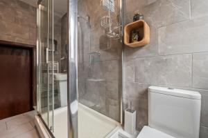 a bathroom with a shower and a toilet and a sink at 2BR House with WiFi - Sleeps 5 - Gloucester in Gloucestershire +36 photos