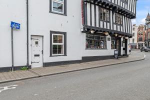 a building on the side of a city street at 2BR House with WiFi - Sleeps 5 - Gloucester in Gloucestershire