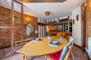 a dining room with a wooden table and chairs at 2BR House with WiFi - Sleeps 5 - Gloucester in Gloucestershire