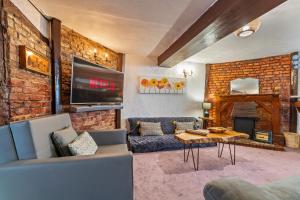 a living room with a couch and a table at 2BR House with WiFi - Sleeps 5 - Gloucester in Gloucestershire