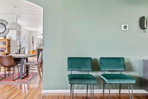 a dining room with green chairs and a table at The Birdcage by Juniper Holiday + Home in Douglas +22 photos