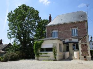 an old brick house with a garage at Mon Doux Repos in Cambrai