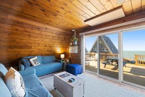 a living room with a blue couch and a patio at Leilas Chalet in Stevensville