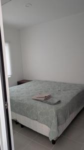ein Schlafzimmer mit einem Bett, auf dem ein Tablett steht in der Unterkunft Itatia1 in Playa del Carmen
