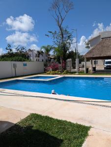 ein großer blauer Swimmingpool in einem Haus in der Unterkunft Itatia1 in Playa del Carmen