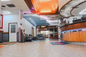a lobby with chairs and a waiting room at Apple Tree Inn in Independence