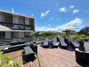 a patio with chairs and umbrellas on a building at BORÉNA Hotel Boutique in Playa del Carmen