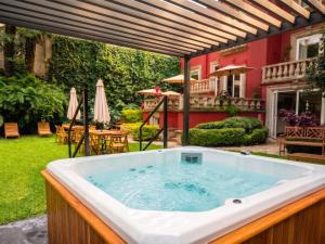 a hot tub in the backyard of a house at Hotel Boutique Casa Alebrije in Mexico City