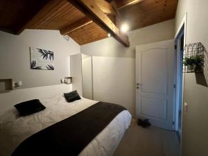 a bedroom with a large bed in a room at Vue sur Ourthe in Durbuy