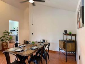 a dining room with a wooden table and chairs at Casa a una cuadra del centro comercial in Oaxtepec