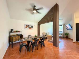 a dining room with a ceiling fan and a table and chairs at Casa a una cuadra del centro comercial in Oaxtepec +33 photos