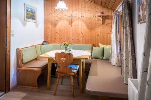 una sala da pranzo con un tavolo e un divano di Floachhof a Weerberg