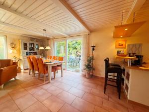 a kitchen and dining room with a table and chairs at Villa del Sol in Büsum