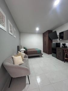 a living room with a couch and a bed at Casa Cerritos in Comitán