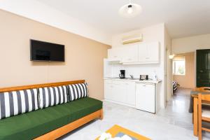 Kuchyň nebo kuchyňský kout v ubytování Radamanthy's Hotel Apartments