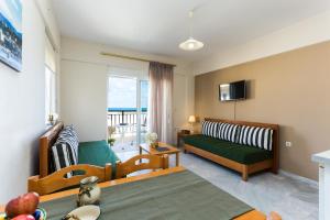 TV a/nebo společenská místnost v ubytování Radamanthy's Hotel Apartments