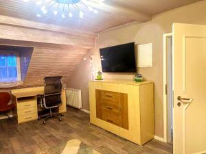 Gemütliche Wohnung in Konz an der Mosel tesisinde bir televizyon ve/veya eğlence merkezi