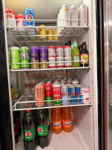 a refrigerator filled with lots of drinks and sodas at Apartamento prox Praça Nova Shopping in Araçatuba +8 photos