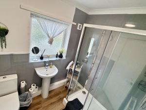 a bathroom with a shower and a sink at Comfortable 3BR house-parking close to city centre in Kidlington +21 photos