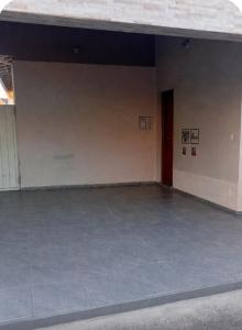 a large empty room with a large room with at Recanto Sossego Wi-Fi 3 quartos 3 banheiros 2 chuveiros Espaço amplo churrasqueira in Espirito Santo Do Pinhal +21 photos