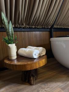 a bathroom with a toilet and a table with towels at Chalé Amor & Serra in Lauro Müller +11 photos