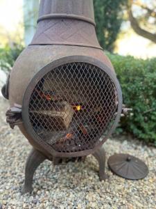 a bird is sitting inside of a grill at Oakwood Guesthouse in Berrima