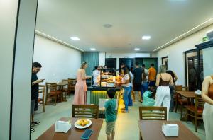 a group of people standing in a kitchen at Barak Hotel in Nova Mutum +27 photos
